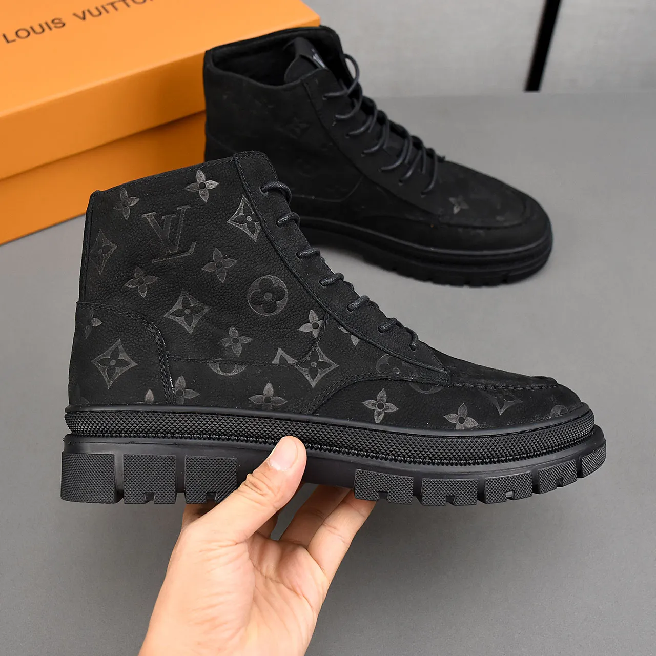 PP leather 240 gross 260👟👟👟LOUIS VUITTON LV donkey brand new thick-soled lace-up big-toe shoes men's casual shoes high-top short boots. These boots are made of waterproof nubuck to create a lightweight and comfortable shoe body. The trendy attitude of being both strong and soft makes it an everyday choice. ✔Upper: imported nubuck leather ✔Lining: sheepskin or wool ✔Outsole: molded outsole Size: 38-44